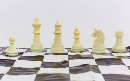 Шахові фігури пластикові з полотном для ігор IG-3107C